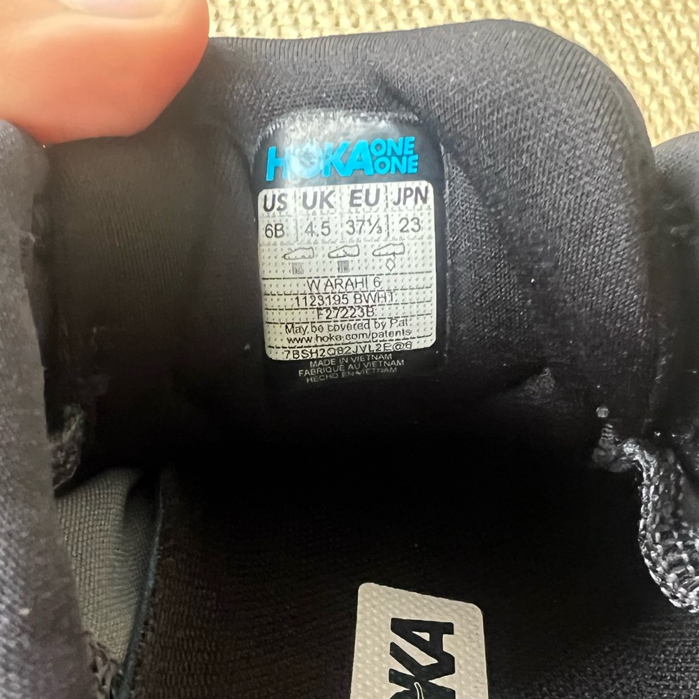 HOKA Women’s Black and Gray Arahi 6 Running Shoes - Picture 6 of 6